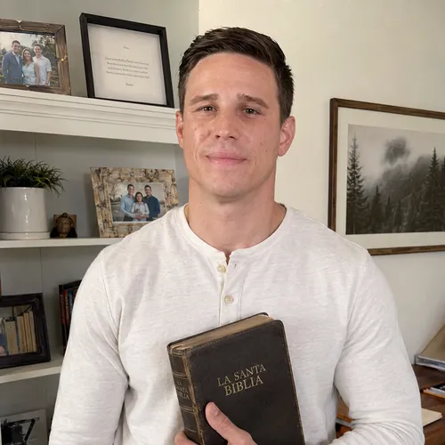 Mateo Herrera — fundador del Salterio Cantado, sosteniendo La Santa Biblia